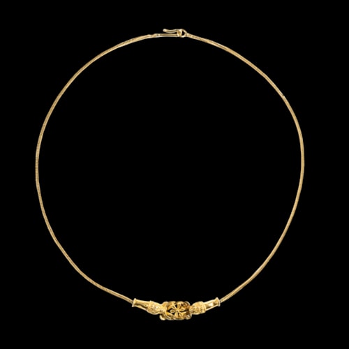 ZOLOTAS. La Chrysothèque. An 18k gold necklace with Herakles knot.